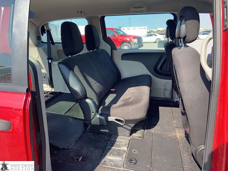 2013-dodge-grand-caravan-sxt-image-18