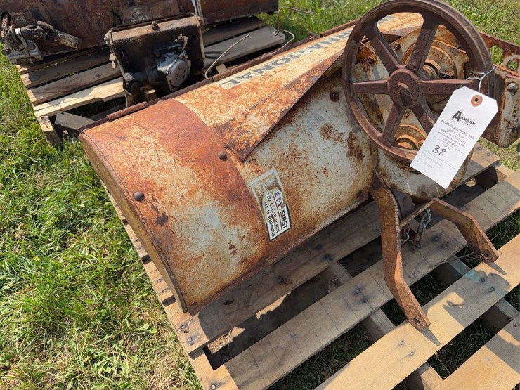 cub-cadet-rear-mounted-tiller-image-10