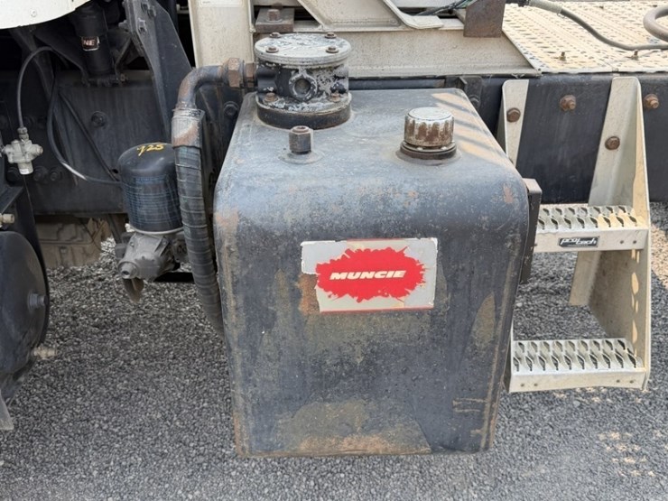 2004-international-5500i-t/a-truck-tractor-image-15