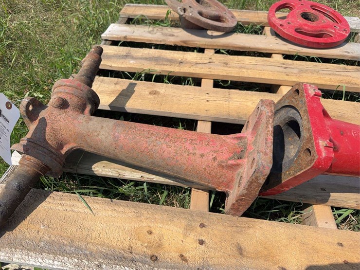 (2)-farmall-front-pedestals-and-(2)-hubs-image-7