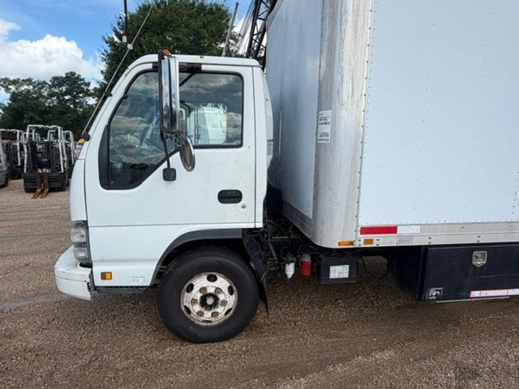 2007-isuzu-npr-image-18