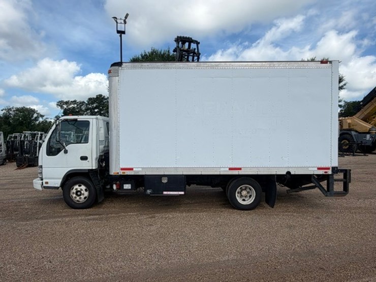 2007-isuzu-npr-image-5
