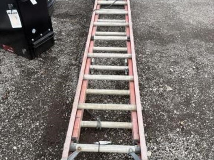 32ft-fiberglass-extention-ladder-image-1