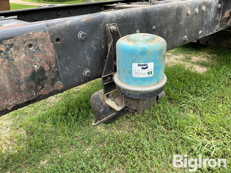 2004-peterbilt-320-image-15