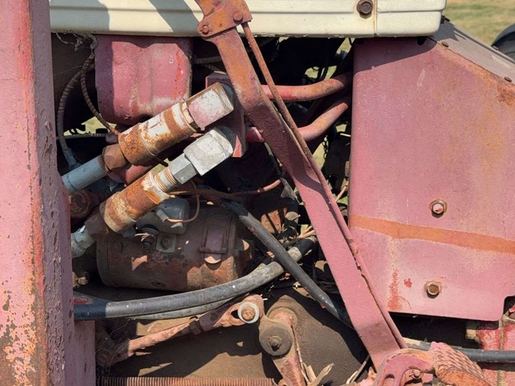 farmall-340-gas-with-loader-image-48