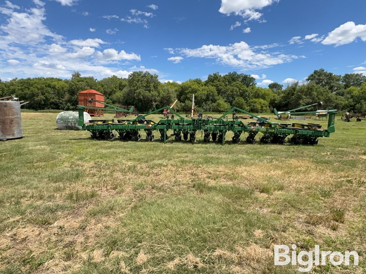 john-deere-7300-image-2