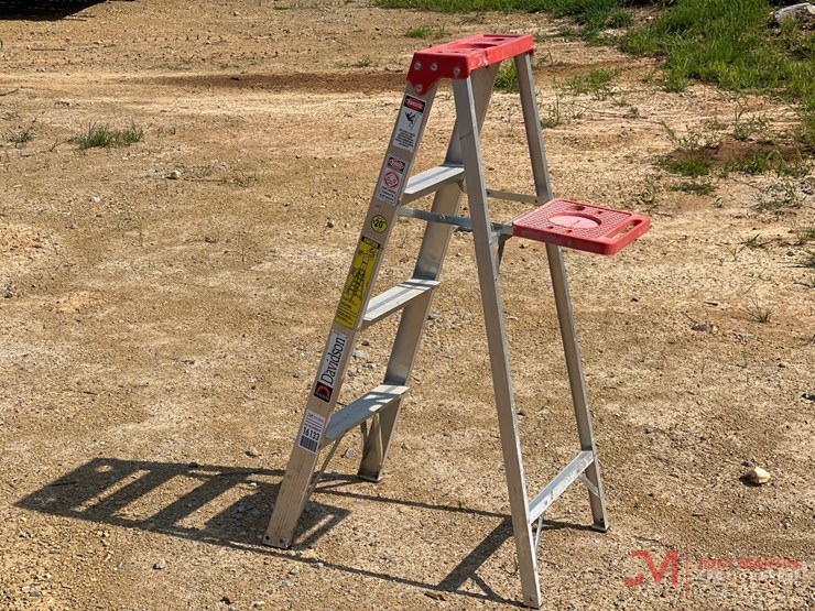 4'-aluminum-folding-step-ladder-image-1