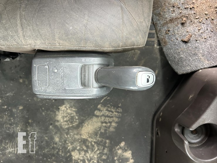 2015-volvo-vnm62t630-image-29