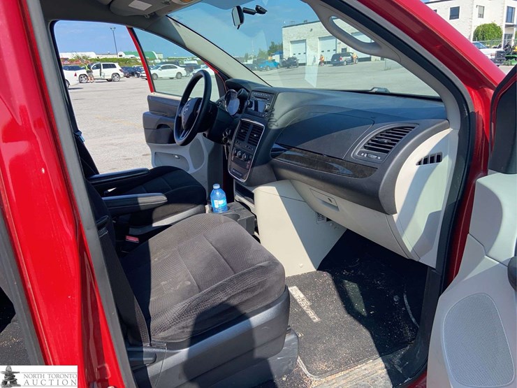 2013-dodge-grand-caravan-sxt-image-19