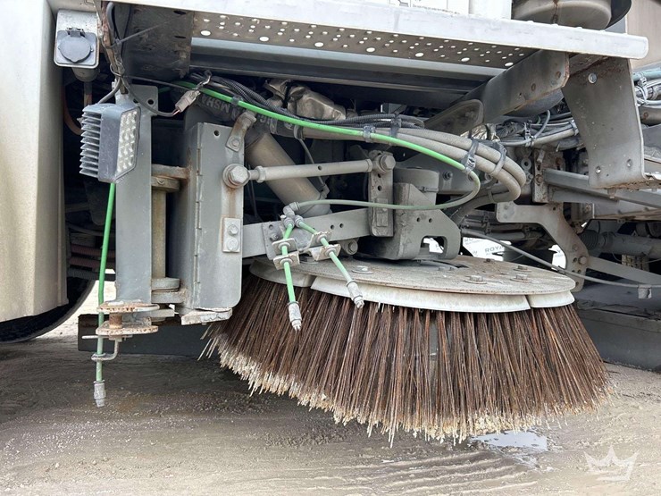 2019-freightliner-m2-106-image-23