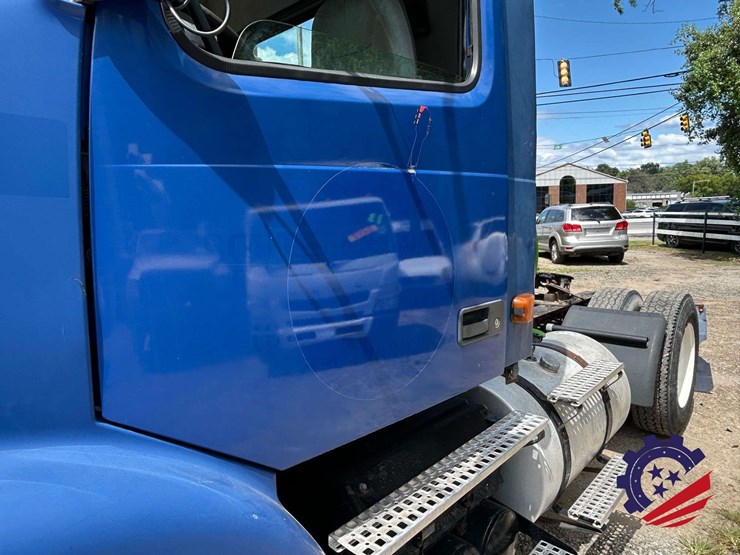 2006-volvo-truck-vnm42t-s/a-day-cab-truck-tractor-image-11