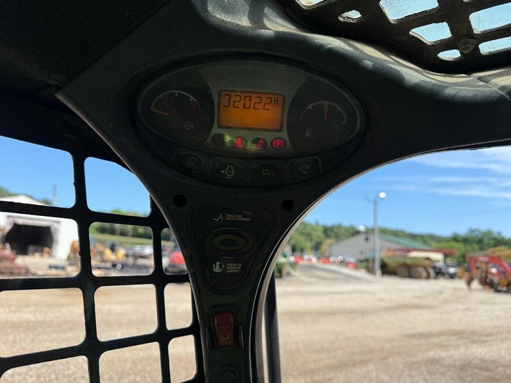 2013-bobcat-s590-image-22