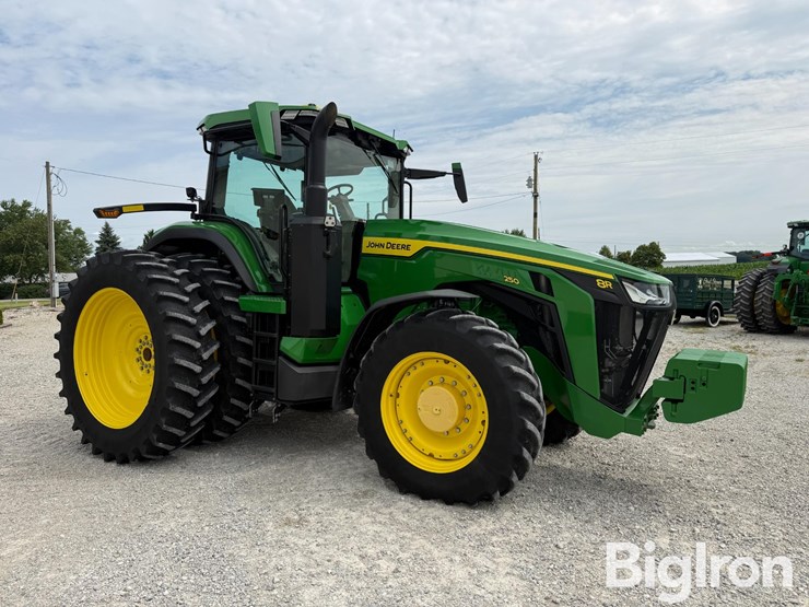 2025-john-deere-8r-250-image-3