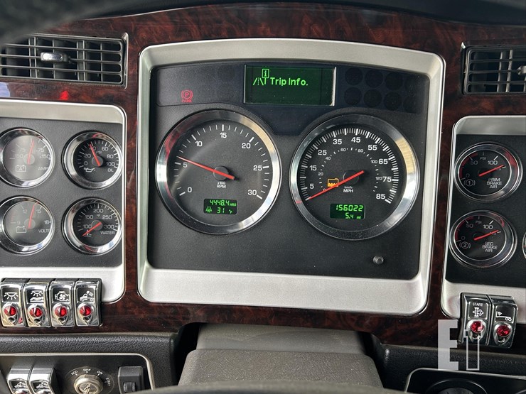 2025-kenworth-w900-image-61