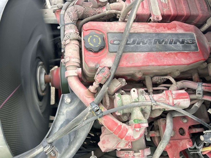 2016-freightliner-m2-106-image-8
