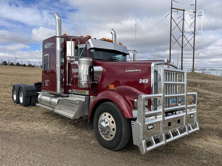 2025-kenworth-w900-image-3