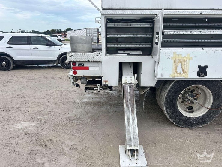 2016-freightliner-m2-106-image-30