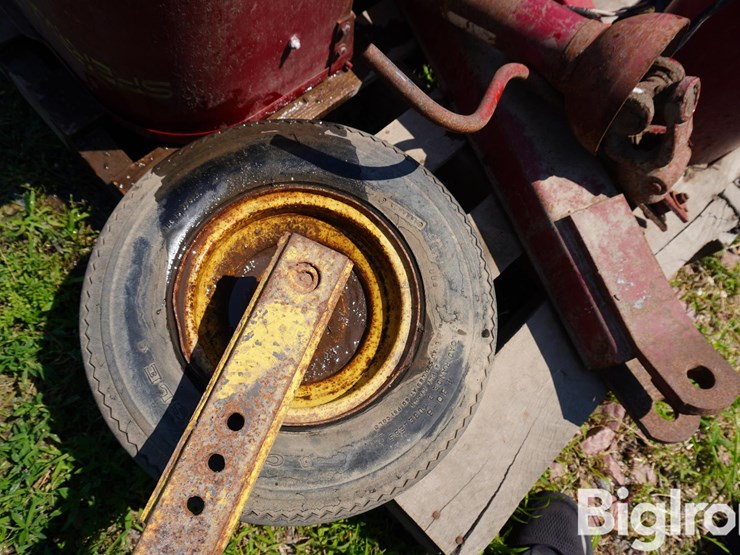 new-holland-845-image-11