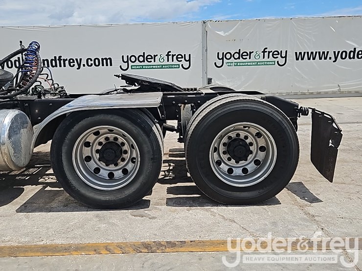 2018-peterbilt-567-image-13