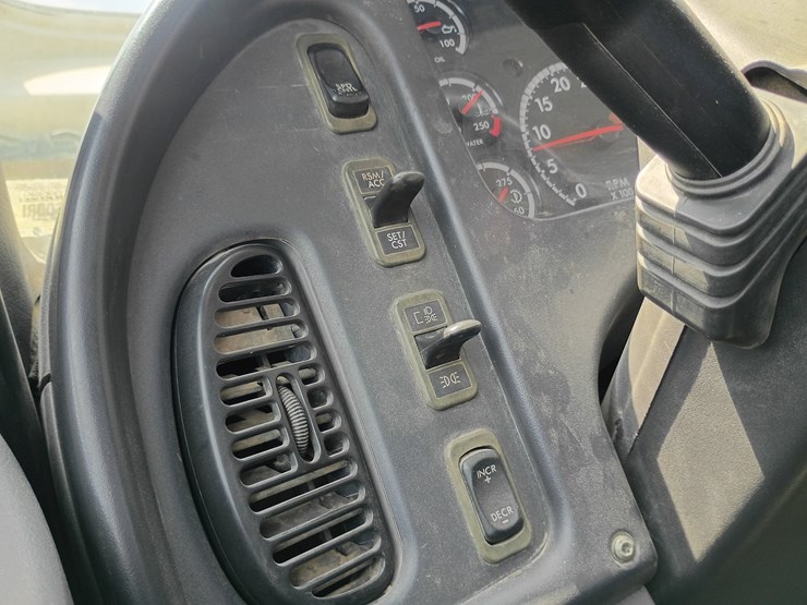 2013-freightliner-m2-106-image-78