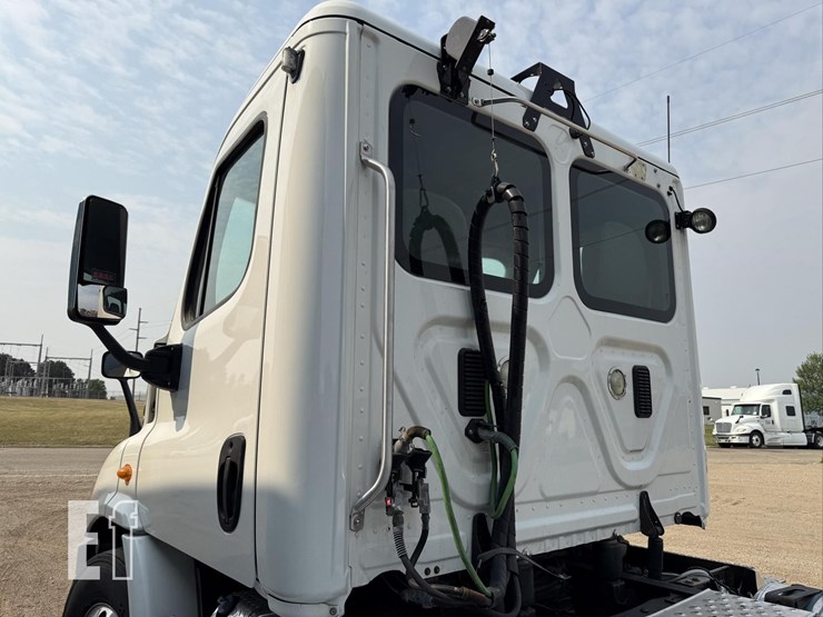 2013-freightliner-cascadia-113-image-34