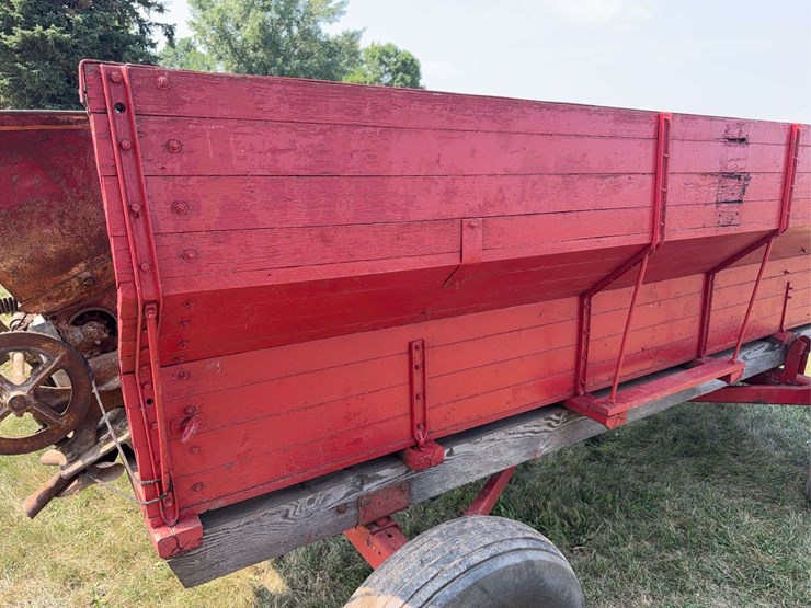 flare-box-wagon-with-hoosier-spreader-image-15