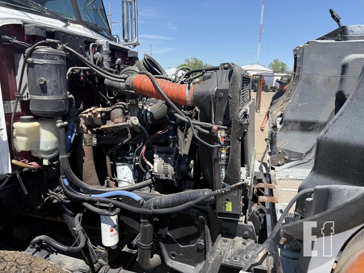 2005-peterbilt-335-image-36