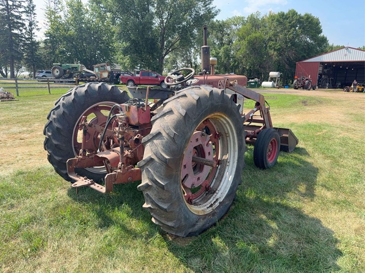 farmall-340-gas-with-loader-image-5