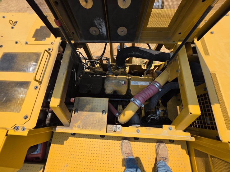 2023-caterpillar-374-image-18