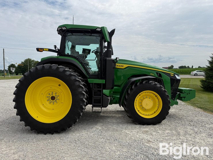 2025-john-deere-8r-250-image-4