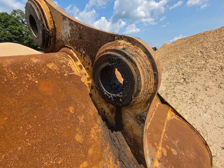 2023-caterpillar-374-image-129