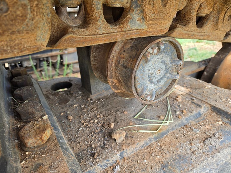 2023-caterpillar-374-image-76