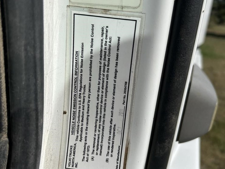 2012-volvo-vnl64t670-image-11