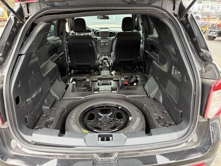 2020-ford-explorer-image-23