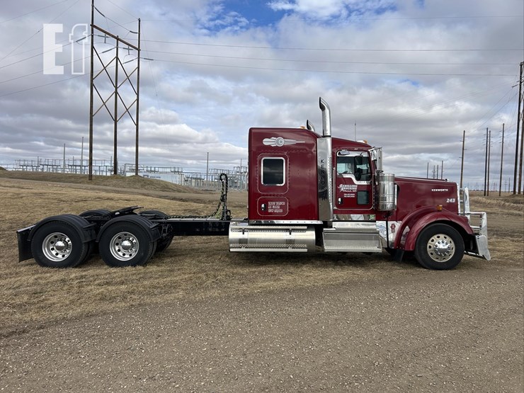 2025-kenworth-w900-image-5