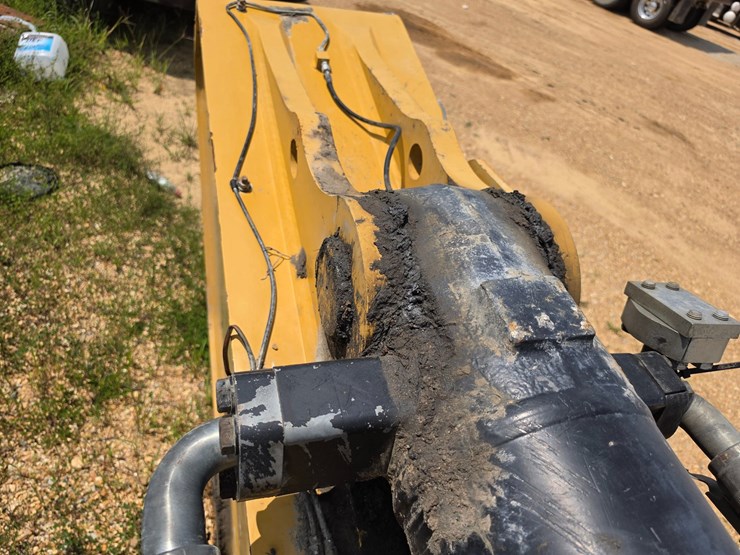 2023-caterpillar-374-image-150
