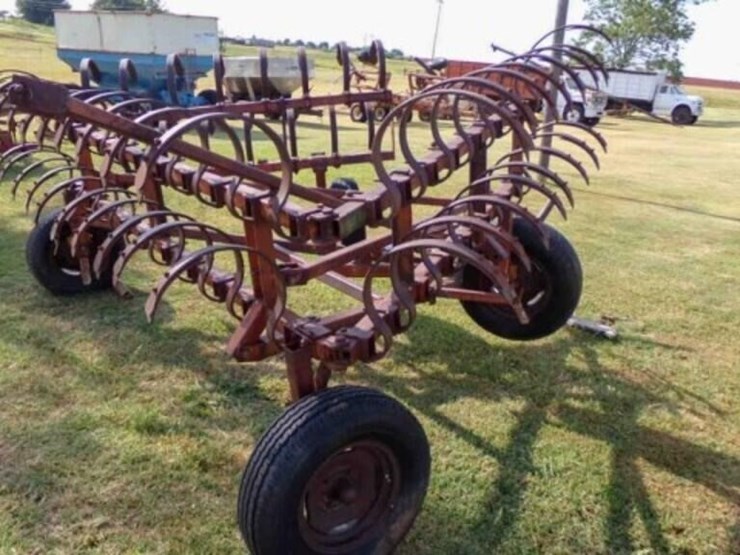 24'-crustbuster-cultivatior,-front-fold-image-4