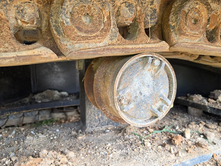 2023-caterpillar-374-image-60