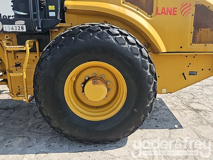 2018-caterpillar-cs54b-image-17