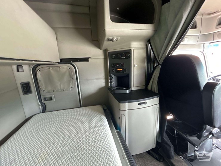2019-peterbilt-579-image-17