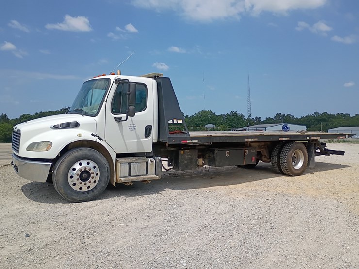 2013-freightliner-m2-106-image-2