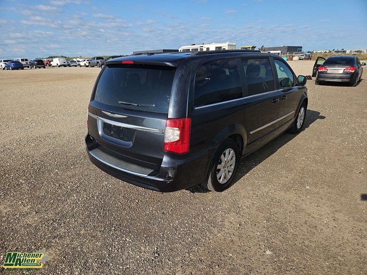 2014-chrysler-town-&-country-image-4