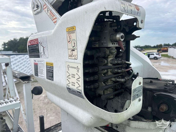 2016-freightliner-m2-106-image-40
