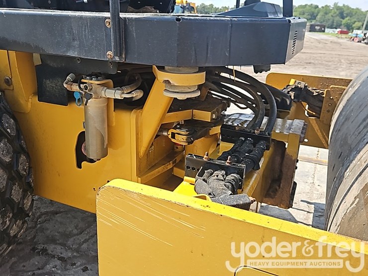 2018-caterpillar-cs54b-image-9