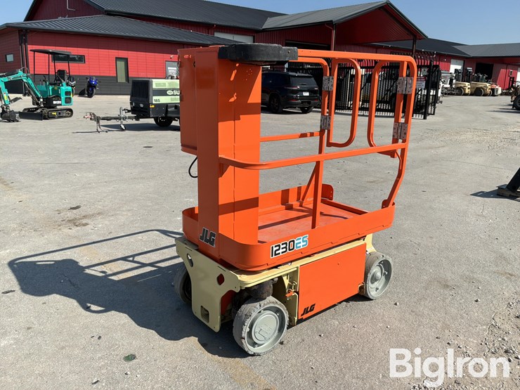 2017-jlg-1230es-image-9