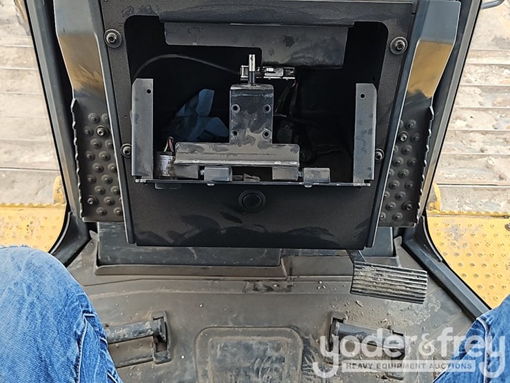 2022-deere-750l-image-33