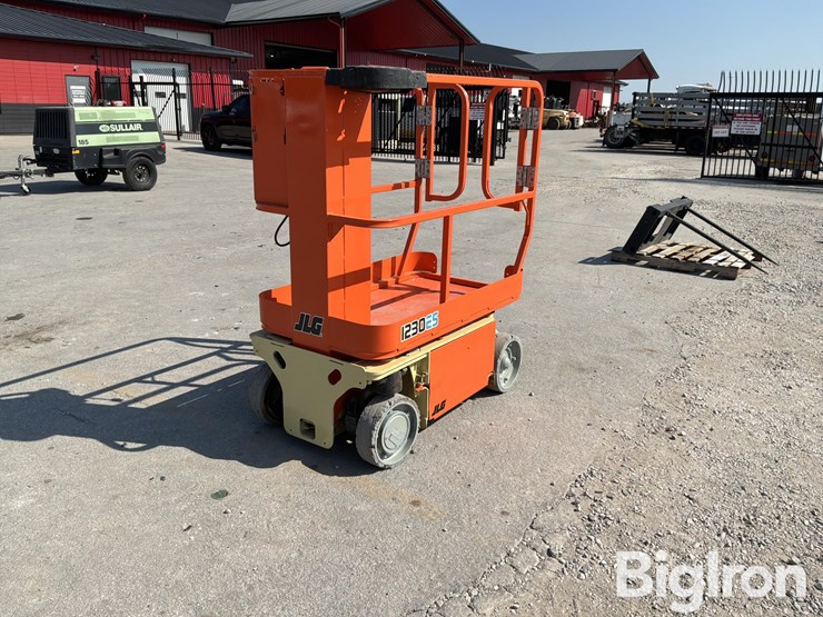 2017-jlg-1230es-image-1