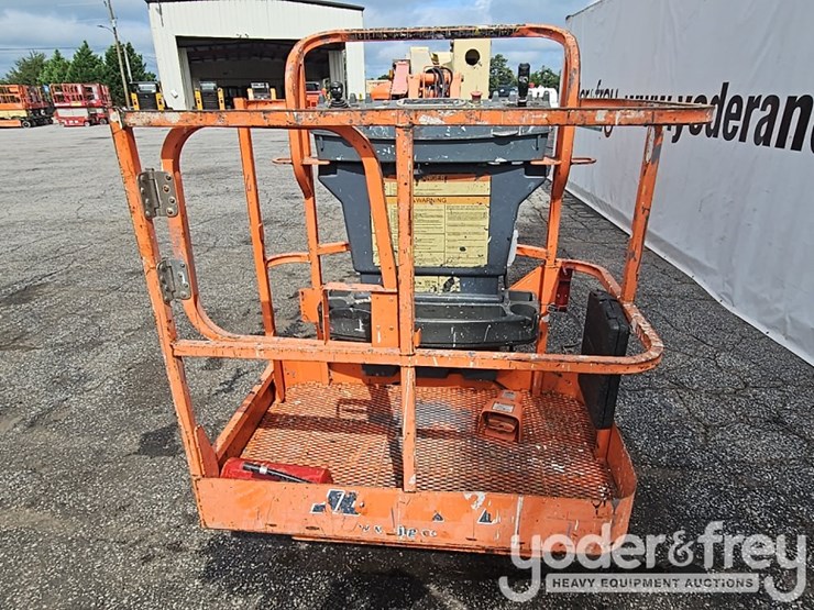 2011-jlg-e400ajpn-image-16