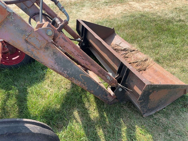 farmall-340-gas-with-loader-image-13