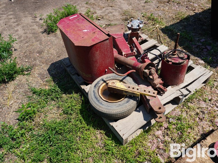 new-holland-845-image-1